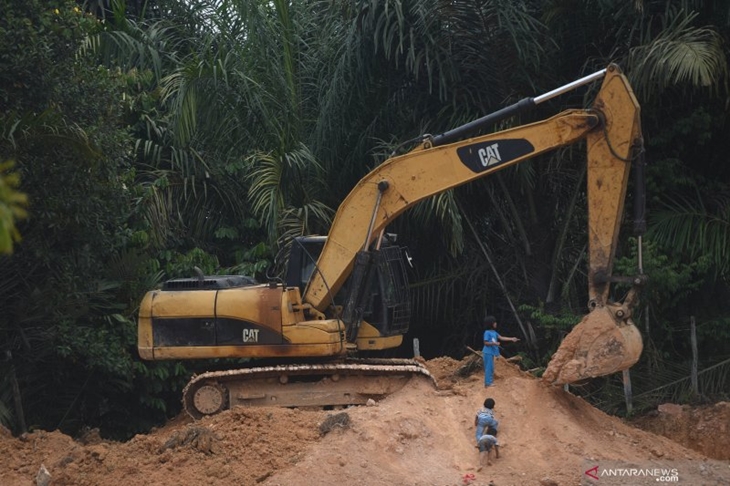 Dokumentasi sejumlah anak bermain di kawasan yang masuk ke dalam wilayah ibu kota negara baru di Kecamatan Sepaku, Penajam Paser Utara, Kalimantan Timur, Sabtu (31/8/2019). ANTARA FOTO/Akbar Gumay.