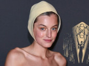 Gaya Topi Renang ala Emma Corrin di Karpet Merah Emmy Award 2021 