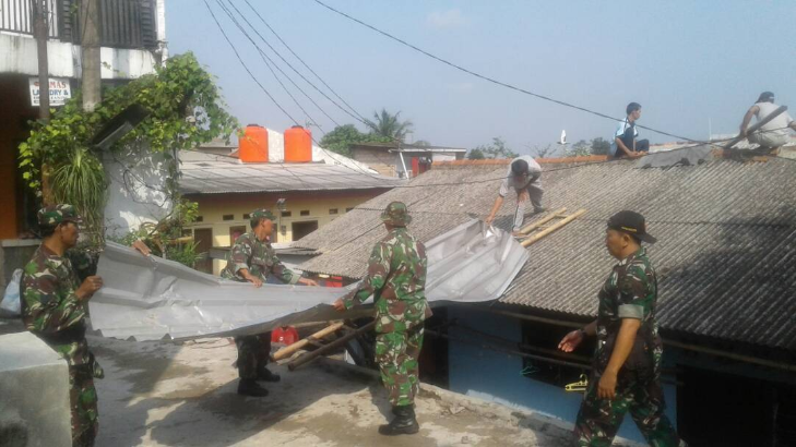 Angin Puting Beliung Rusak Beberapa Rumah, Babinsa Sigap Bantu Warga
