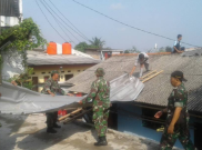 Angin Puting Beliung Rusak Beberapa Rumah, Babinsa Sigap Bantu Warga