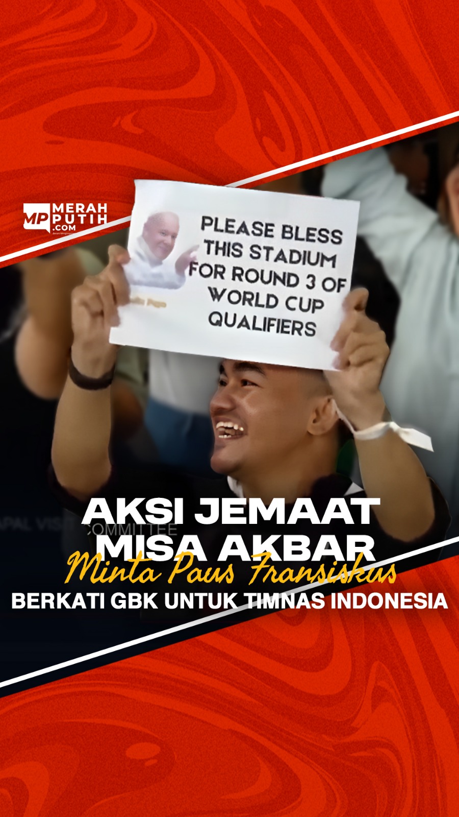 Aksi Jemaat Misa Akbar Minta Paus Fransiskus Berkati GBK untuk Timnas Indonesia