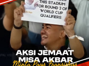 Aksi Jemaat Misa Akbar Minta Paus Fransiskus Berkati GBK untuk Timnas Indonesia 