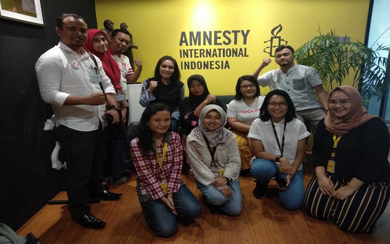 Putri Kencana Putri bersama tim Amnesty International Indonesia