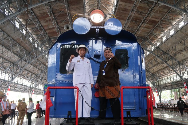 HUT ke-77 RI, KAI Operasikan Lokomotif Bon-Bon dan Kereta Djoko Kendil