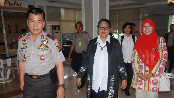 Menteri Yohana Nyanyi Bareng Anak Korban Video Porno