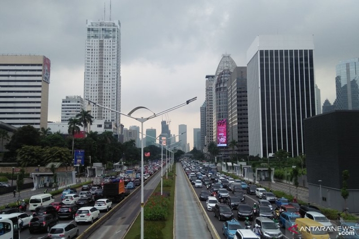 Dokumentasi - Suasana lalu lintas di kawasan Sudirman, Jakarta, padat meski cuaca mendung. (ANTARA/Dewa Wiguna)