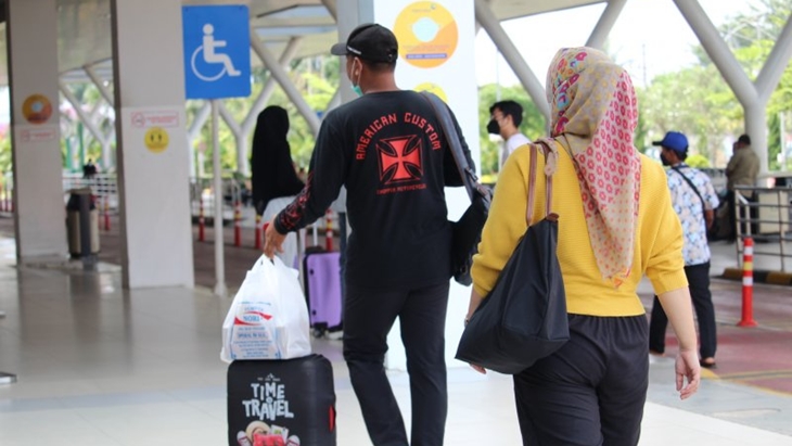 Ilustrasi- Masyarakat yang hendak bepergian melalui moda transportasi udara di Lampung. (ANTARA/Ruth Intan Sozometa Kanafi)