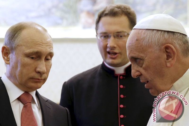 Presiden Rusia Vladimir Putin (kiri) bertemu dengan Paus Fransiskus dalam pertemuan pribadi di Kota Vatikan, Rabu (10/6/15). (REUTERS/Gregorio Borgia/Pool)