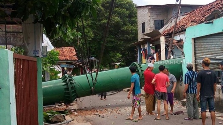 Tower BTS Roboh, Tiga Rumah Rusak Parah