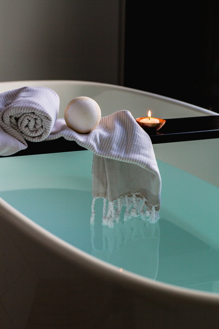 Setop Kebiasaan yang Merugikan Kesehatan di Kamar Mandi!