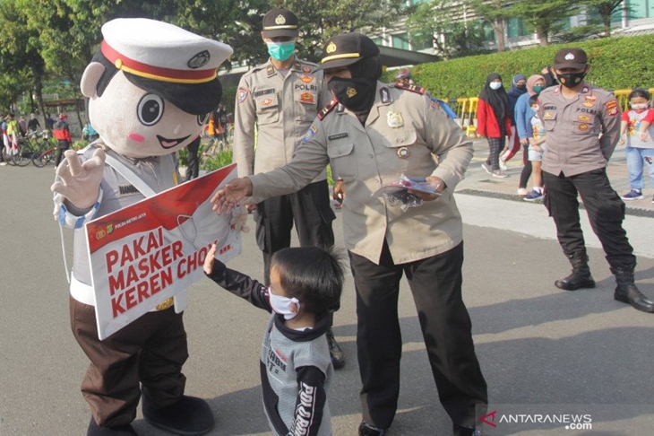 Polisi melakukan kampanye sosialisasi menggunakan masker dan cuci tangan saat hari bebas kendaraan bermotor di kawasan Sudirman, Jakarta, Minggu (8/11/2020). (ANTARA FOTO/ Reno Esnir/foc)