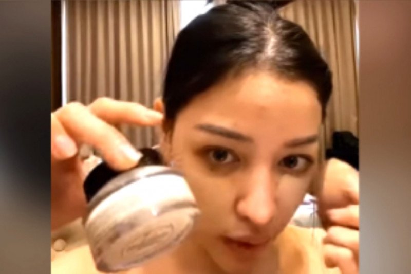 Siwi Widi saat memberikan tutorial makeup/makeup ala pramugari (Tangkapan layar) (Ant)