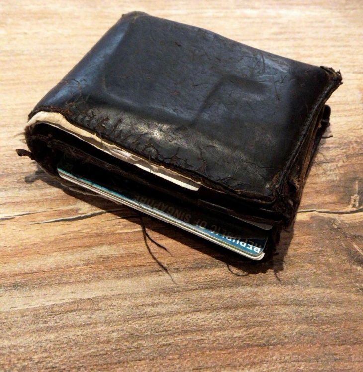 Dompet boleh lusuh, tetapi isinya tebal poll. (Foto Reddit)