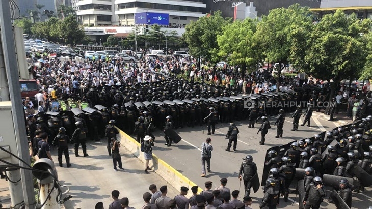 Polisi melokalisir massa demo Tolak Hasil Pemilu di depan Bawaslu, Selasa (21/5) kemarin. (MP/Kanugrahan)