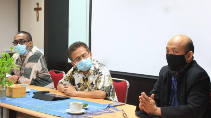 Ketua Umum PGI Gomar Gultom (tengah) bertemu dengan Novel Baswedan cs di Gedung PGI Jakarta, Jumat (28/5). ANTARA/HO