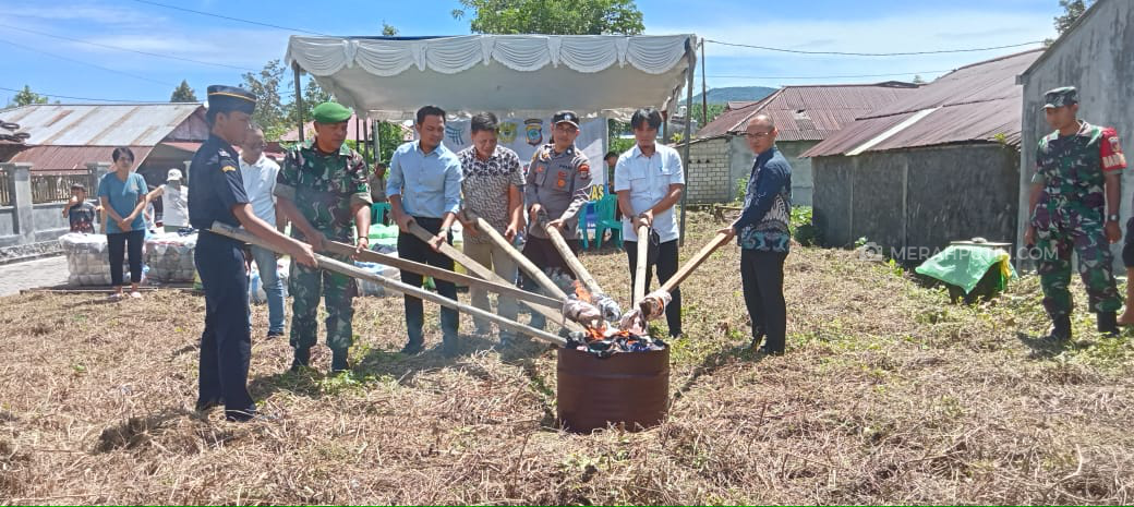 Pemerintah Musnahkan 122 Bal Pakaian Bekas Impor di Sulawesi Utara