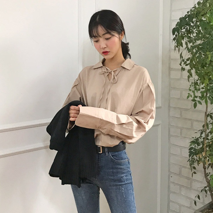 Wide cuffs shirt cocok untuk kamu yang ingin tampil lebih feminin. (Foto: istyle.id)