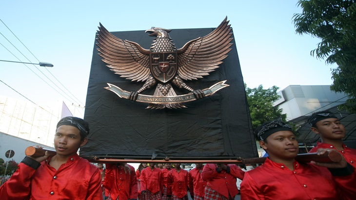 Para pemuda mengusung Pancasila