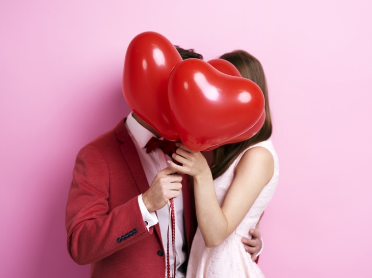 Cinta mengambil satu langkah lebih jauh menuju kebersamaan. (Foto: 123RF/gpointstudio)