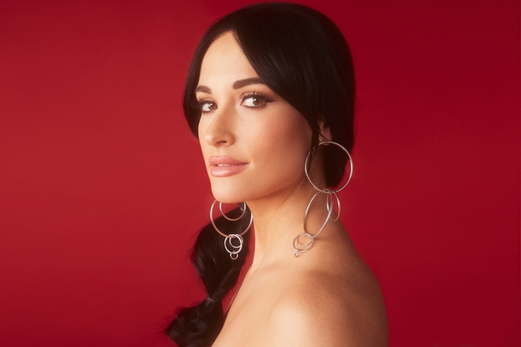 Kacey Musgraves memiliki kemiripan yang sangat mencolok dengan Cher. (Foto: Ist)