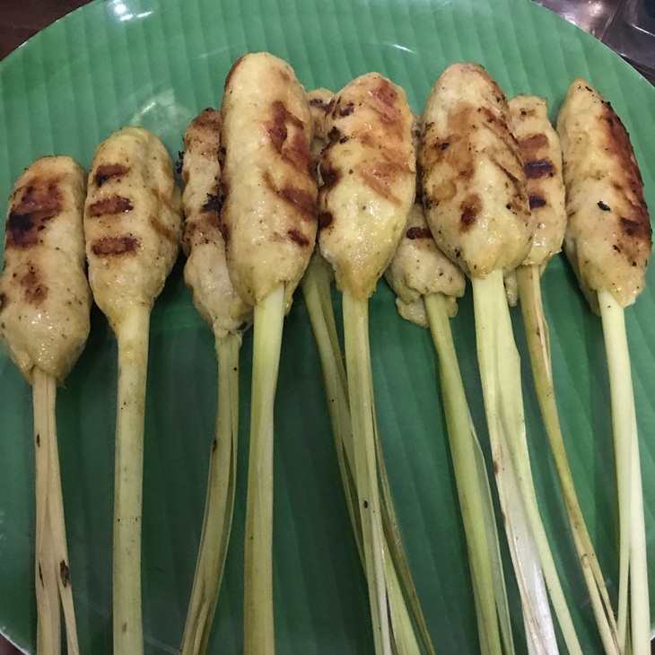 Sate lilit khas dari Klungkung. (Foto: Instagram/devieevie)