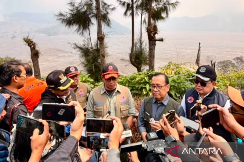 Bantah Sakit Mundur dari Kabinet, Menko Pratikno Lagi Tugas Cek Kebakaran Bromo