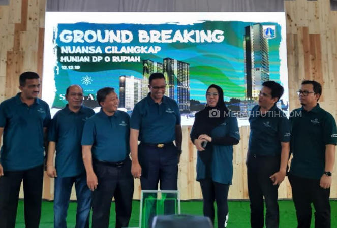 Gubernur DKI Jakarta Anies Baswedan bersama Dirut PD Sarana Jaya Yoory C Pinontoan saat groundbreaking rumah dp 0