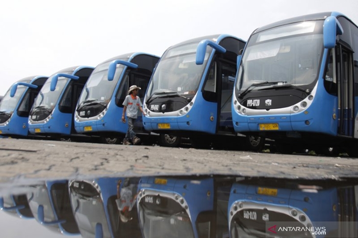 Petugas Transjakarta melakukan pengecekan bus Zhongtong di Depo PPD F Klender, Jakarta Timur, Rabu (16/10/2019). PT Transportasi Jakarta kembali mengoperasikan bus merek Zhongtong untuk melayani koridor 1 TransJakarta Blok M-Kota. (ANTARA FOTO/Reno Esnir/pras)