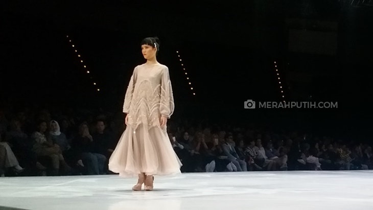 Tak Selalu Etnik, Gaya Busana Ala Kolonial Ramaikan Indonesia Fashion Week 2019