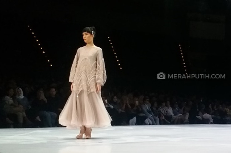 Tak Selalu Etnik, Gaya Busana Ala Kolonial Ramaikan Indonesia Fashion Week 2019
