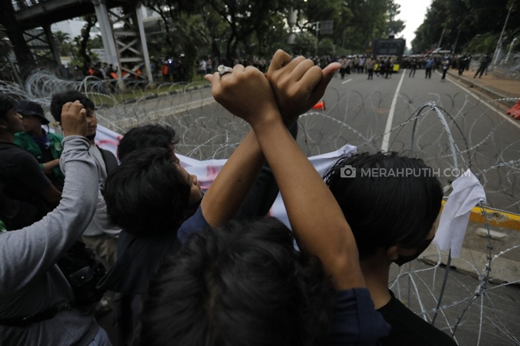   Ilustrasi - Demo tolak UU Cipta Kerja yang disahkan DPR RI di jalan Merdeka Barat, Jakarta, Selasa, 20/10/2020). (Foto: MP/Rizki Fitrianto)