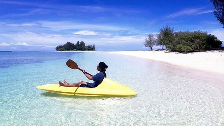 Bersampan di Pulau Dodola. (Instagram/@exploredolan.id)