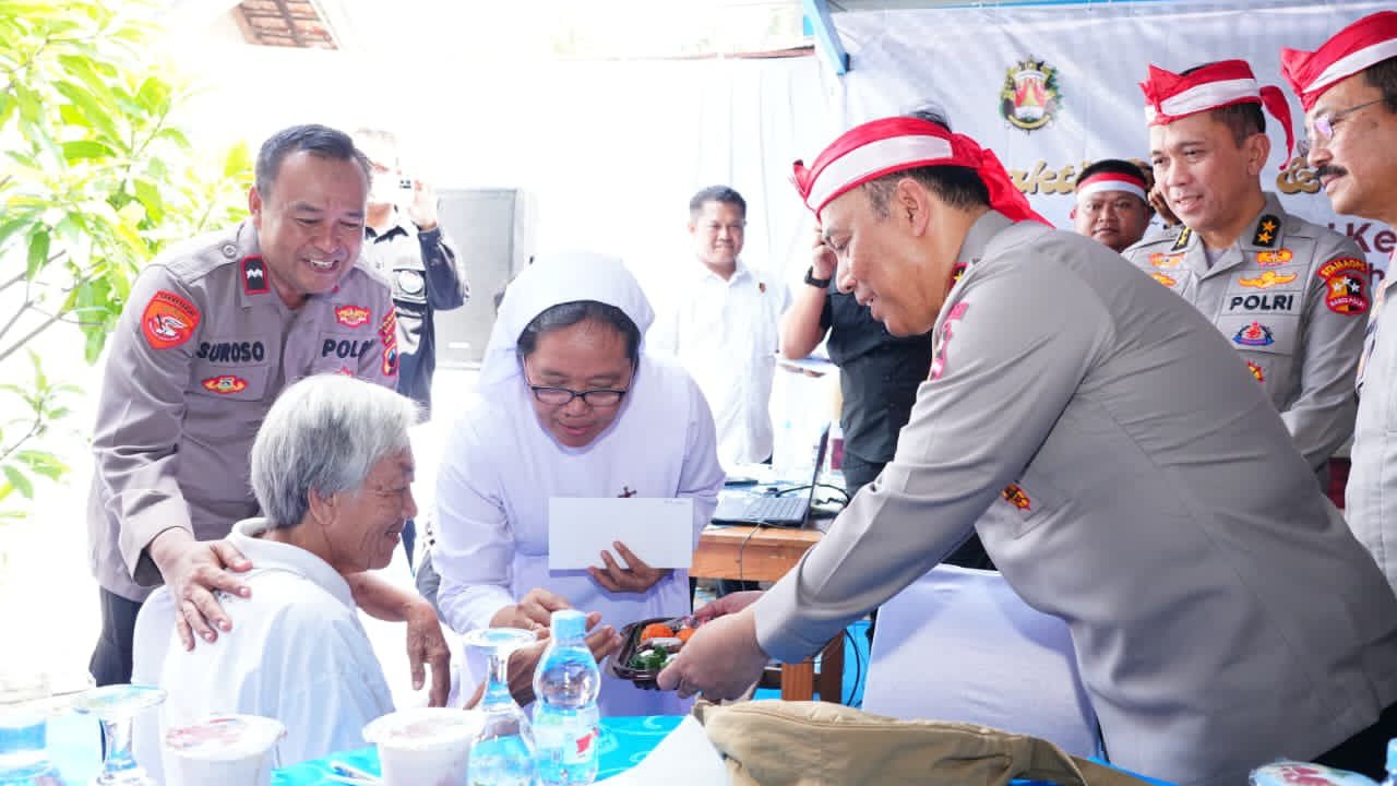 Wakapolri Salurkan 220 Paket Sembako ke Biarawati dan Lansia Panti Wreda Griya Tyas Dalem