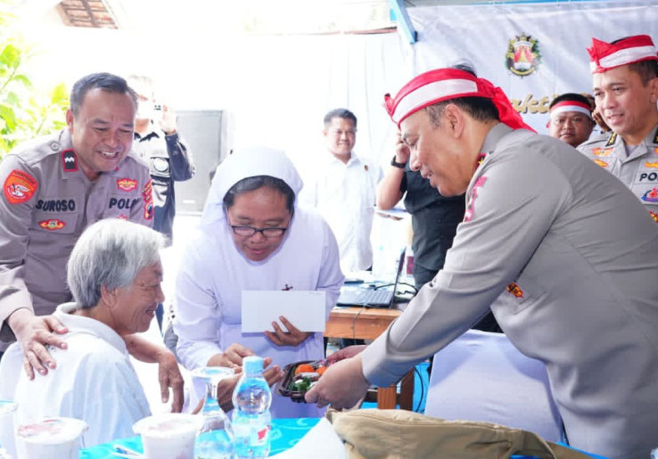 Wakapolri Salurkan 220 Paket Sembako ke Biarawati dan Lansia Panti Wreda Griya Tyas Dalem