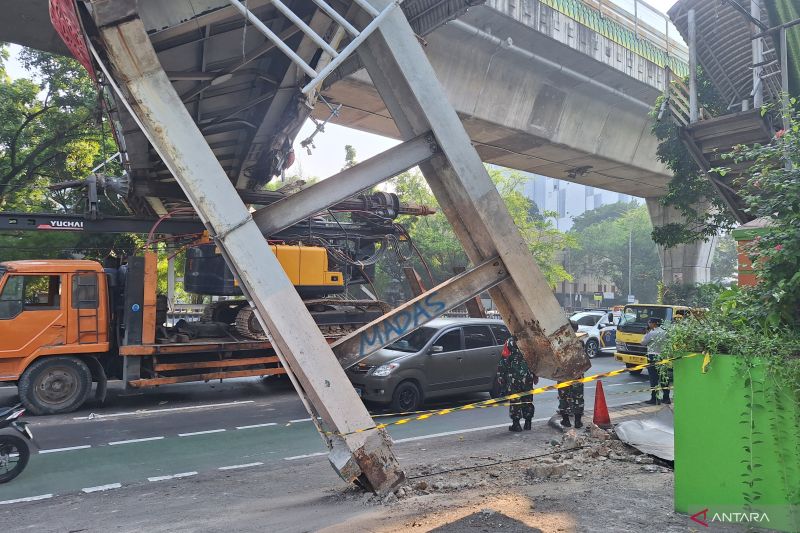 Truk Tabrak JPO Tendean Bawa Alat Berat dari Summarecon ke Proyek Kejagung, Sopir Belum Kenal Jalan