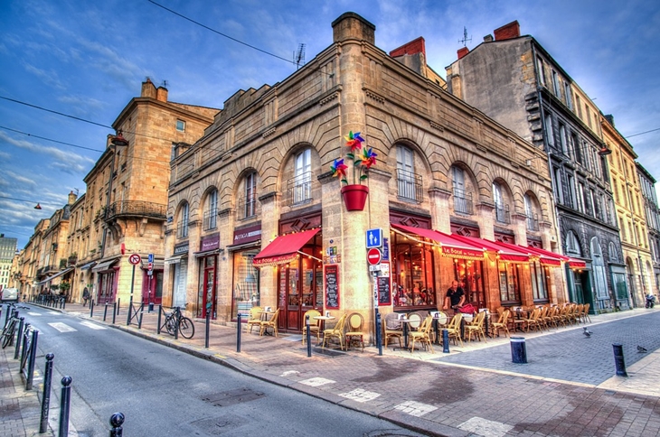 Jalur pejalan kaki dengan tempat penyimpanan sepeda di Bordeaux. (Foto: Pixabay/Skitterphoto)