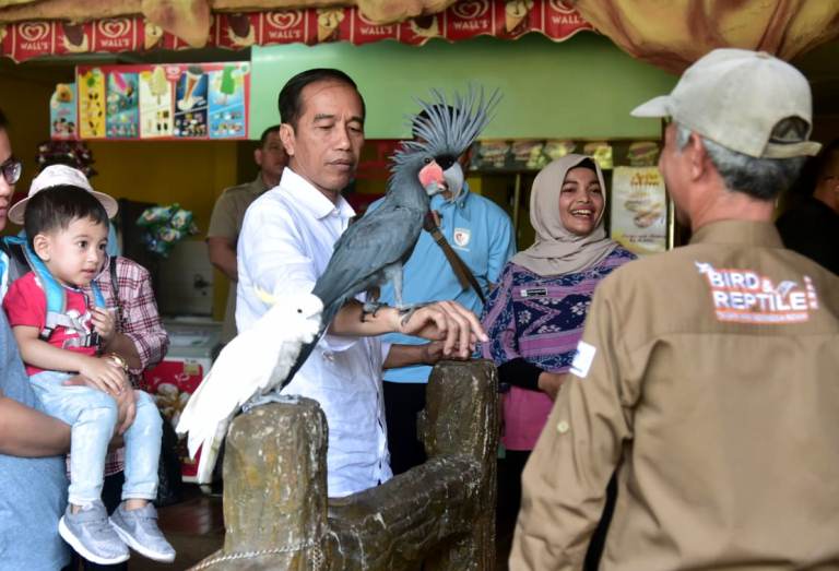Jan Ethes ikut bersama Presiden dengan mengenakan peci bewarna putih dan menengadahkan tangan turut berdoa. Foto: Biro Pres
