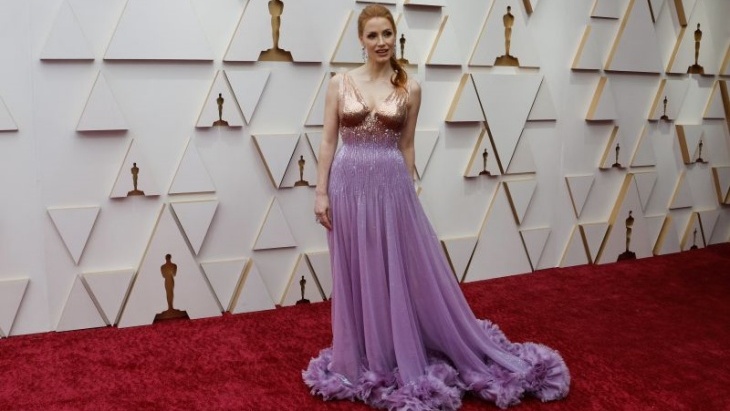 Sederet Selebritis yang Tampil di Karpet Merah Oscar 2022