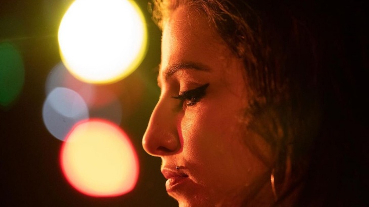 Trailer Film ‘Back To Black’ Tampilkan Transformasi Marisa Abela Jadi Amy Winehouse