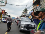 150 Ribu Kendaraan Masuk Bikin Puncak Macet Berjam-jam