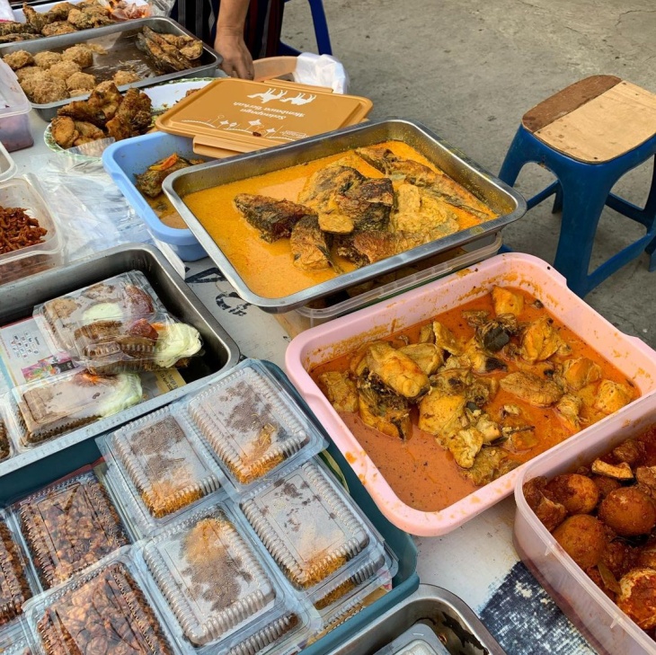Takjil dadakan. (Foto Instagram/kulinergresik)