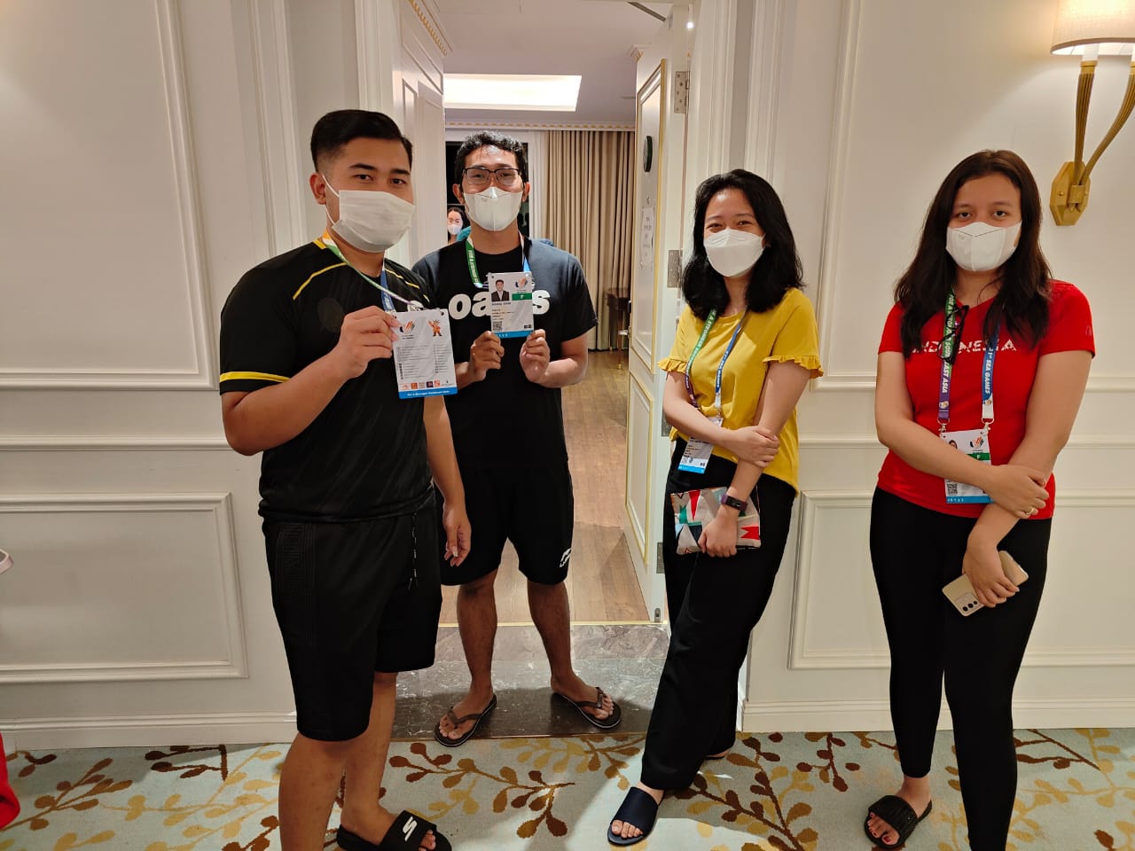  Irene Kharisma Sukandar (kedua kanan) bersama atlet-atlet catur Tim Indonesia lainnya di Vietnam. Kredit foto: NOC Indonesia/PB PERCASI.