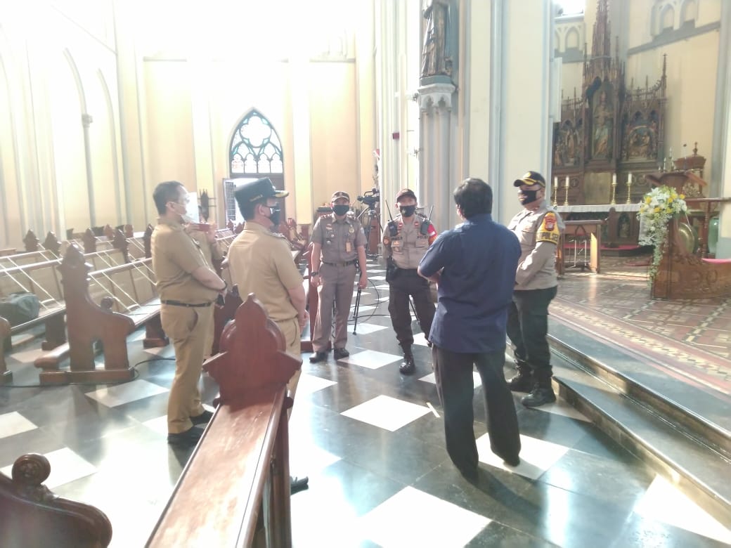 Kepolisian mengecek langsung protokol kesehatan di Gereja Katedral, Jakarta Pusat. Foto: MP/Kanu