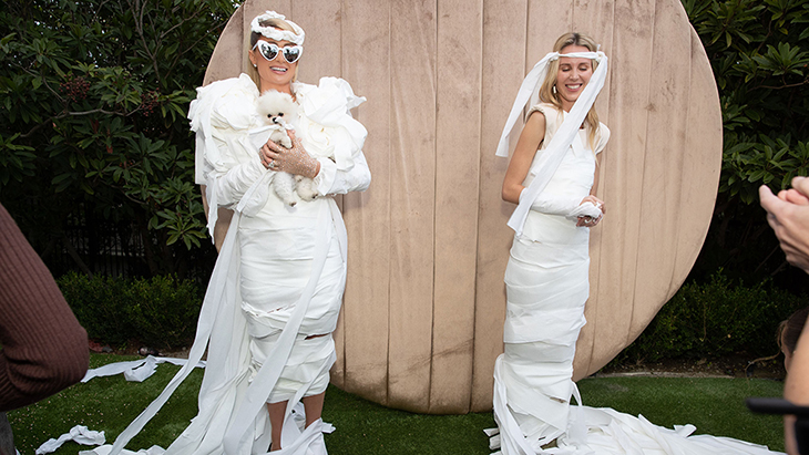 Pakai Dress Berbahan Tisu Toilet, Paris Hilton Tetap Stylish