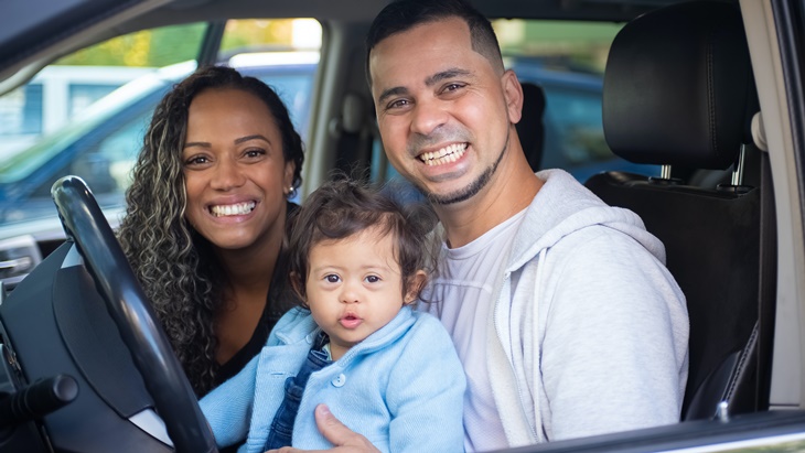 Ayah, Jangan Lupa Dudukan Anak pada Car Seat