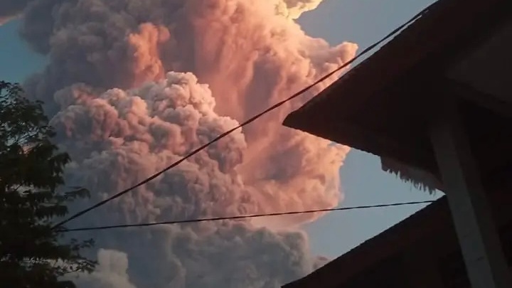 Gunung Lewotobi Laki-Laki Erupsi Eksplosif, BNPB Fokus Evakuasi dan Penanganan Warga Terdampak