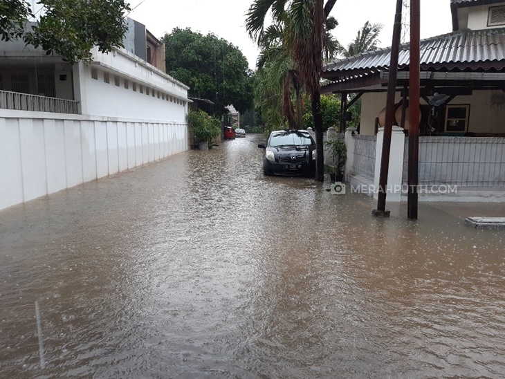 Banjir menggenang kawasan pemukiman di wilayah Pancoran. (Foto: MP/Kanugrahan)