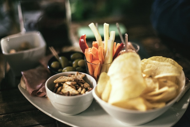 Jangan membantu pelayan ketika mereka membawa nampan mereka. (Foto: Pixabay/SplitShire)