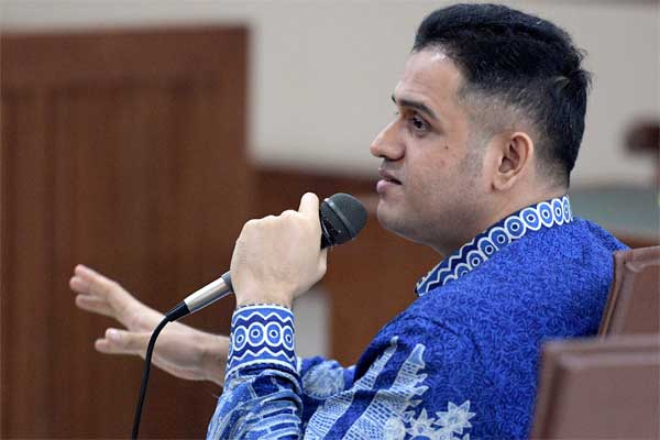 Mantan Bendahara Umum Partai Demokrat Muhammad Nazaruddin memberikan kesaksian dalam sidang kasus korupsi proyek pembangunan Pusat Pendidikan dan Sekolah Olahraga Nasional (P3SON) Hambalang di Pengadi