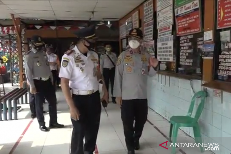 Kepala Terminal Kalideres Revi Zulkarnaen bersama Kepala Dinas Perhubungan DKI Jakarta Syafrin Liputo mengecek protokol kesehatan di Terminal Kalideres Jakarta, Senin (14/9/2020). (ANTARA/Devi Nindy)
